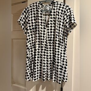 WHBM vneck top black & ecru short sleeve XL